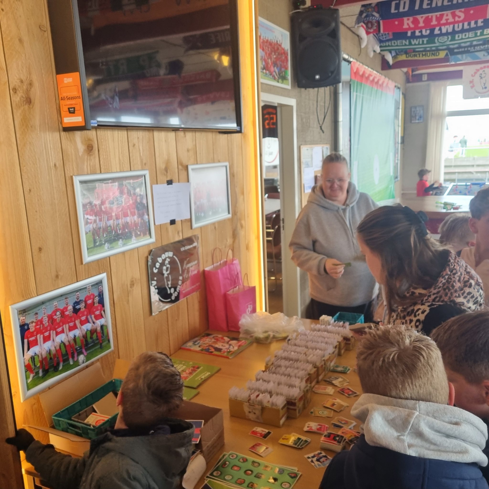 Plus voetbalplaatjesruil in onze kantine