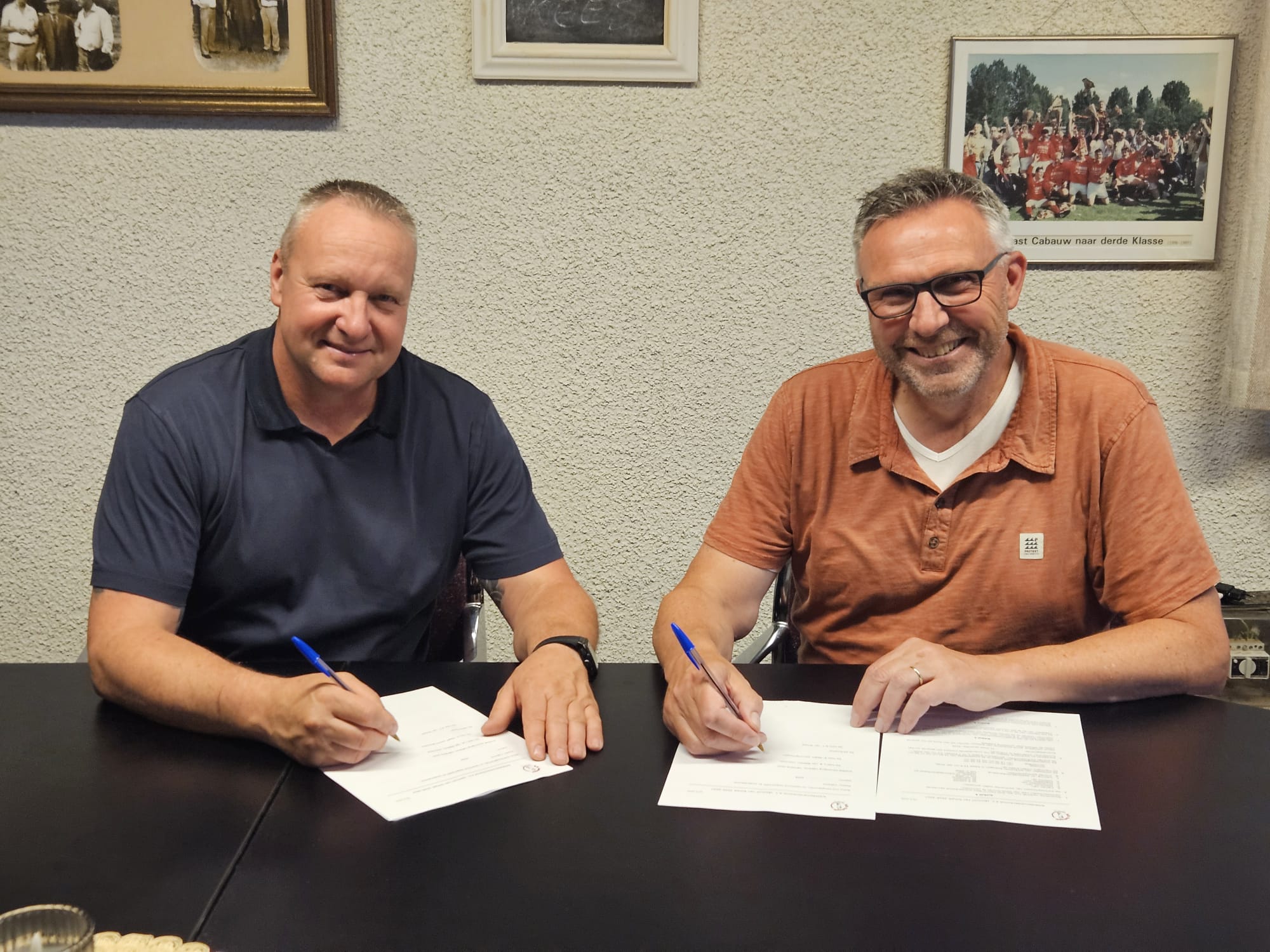 Bertus van Schaik tekent contract bij V.V. Cabauw