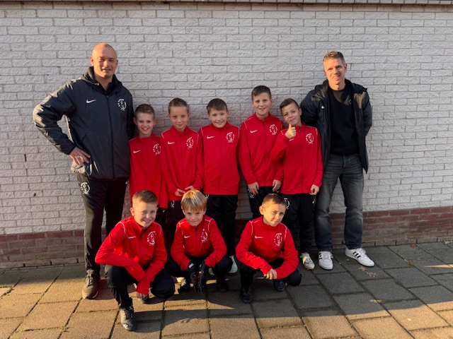 Nieuwe trainingspakken voor JO10-1!